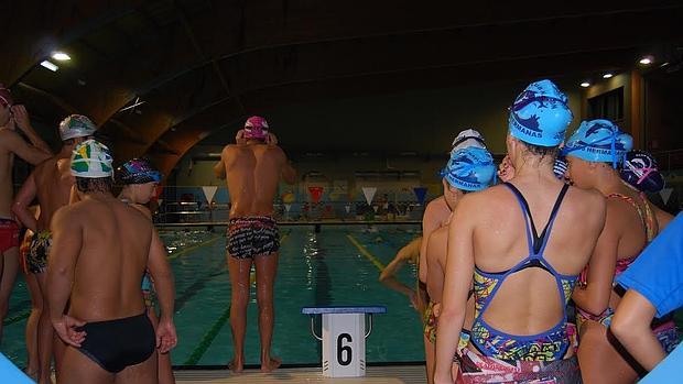 Nadadores del club durante los entrenamientos en la piscina de Montequinto - L.M.