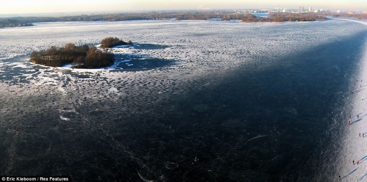 El lago que durante el invierno se transforma en una increíble pista de patinaje natural