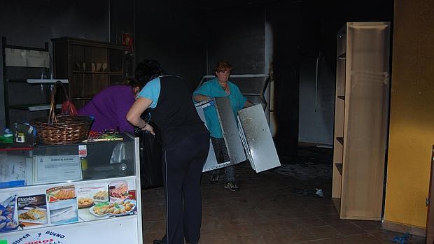 Un aparatoso incendio calcina una tienda de comestibles en Dos Hermanas