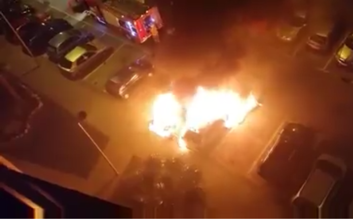 Alerta en Montequinto tras arder dos coches en plena calle