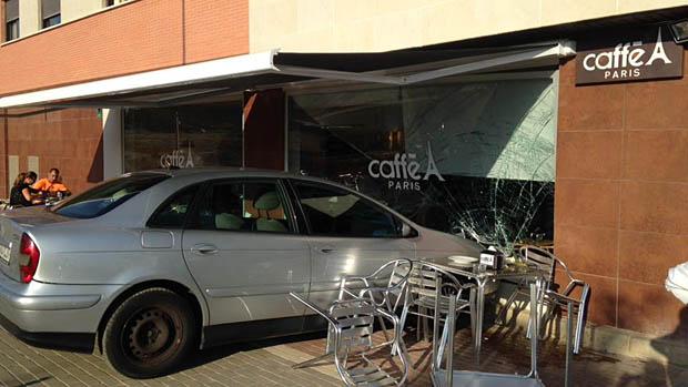 Un coche sin conductor se empotra contra el cristal de un café de Montequinto