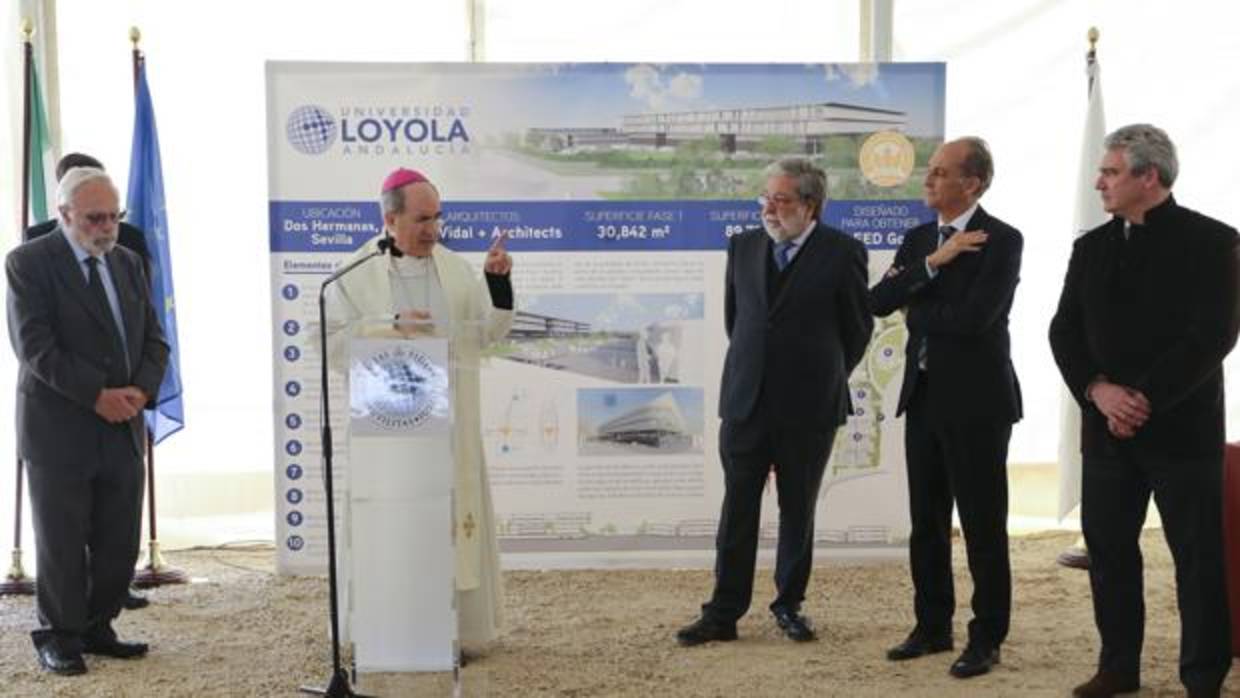 Loyola coloca la primera piedra de su nueva universidad en Dos Hermanas